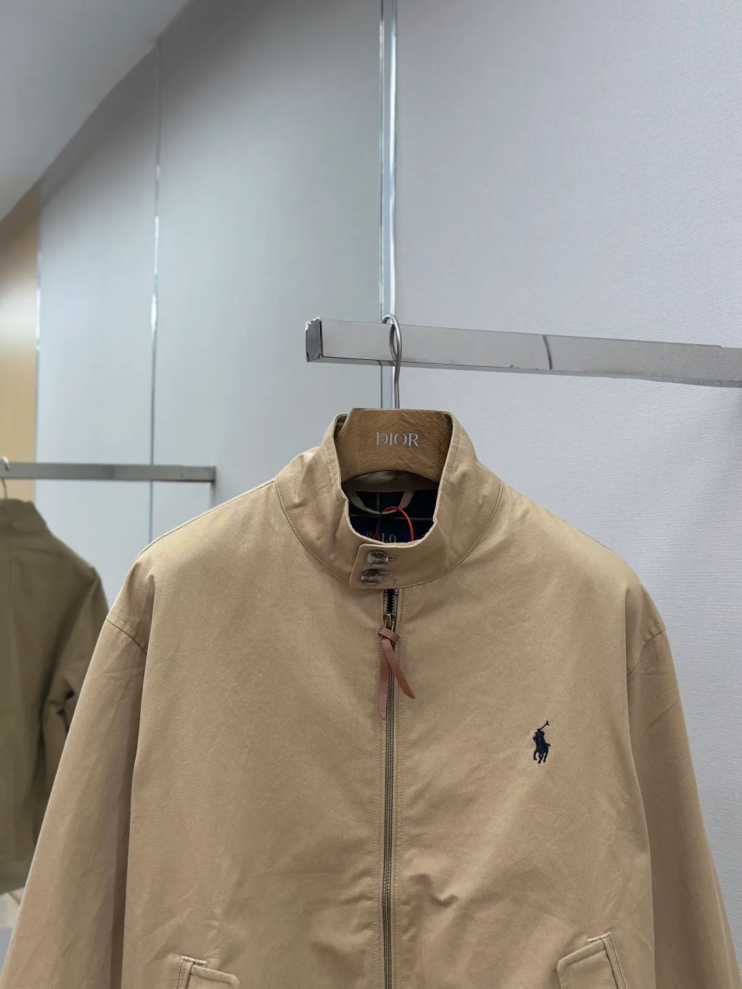 P550 Ralph Lauren embroidered zipper jacket. Customized elegant cotton fine twill fabric. Soft and silky. Comfortable against the skin. With khaki as the base color. Soft and unobtrusive. Just right to show a kind of restrained elegance. Exquisite pony logo is embellished with it. It brings an atmosphere of freedom and vitality and injects the soul charm of the brand. Simple and smooth lines outline a tall and straight figure. A unique and charming fashion masterpiece emerges. Process 1: Use imported machine embroidery process. Use advanced computer control systems and precision mechanical components to achieve the iconic pony embroidery operation with high precision and smooth and delicate lines. Process 2: Template machine bag opening. The preset template guides the position, shape and size of the bag opening. The accuracy ensures the quality of the bag opening effect. Process 3: Infrared positioning cutting bed uses infrared emitters and infrared receivers to achieve precise positioning of materials. The accuracy can reach the micron level, thereby meeting the effect of high-precision cutting of plaid alignment. Process 4: The fabrics are washed. Better hand feel, not easy to deform, not easy to shrink, not easy to fade, maintain long-term beauty Accessories: Customized Ralph Lauren horn buckle, Customized Ralph Lauren zipper, Customized leather lanyard, Customized Ralph Lauren trademark Version: Loose version Size: S M L XL